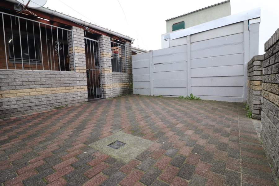 5 Bedroom Property for Sale in Lentegeur Western Cape